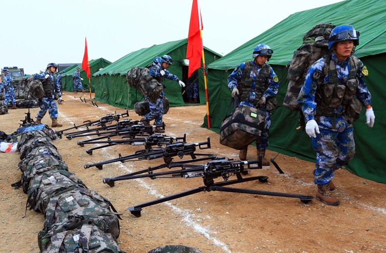 2月24日,海军陆战队官兵乘专列抵达北京军区某训练基地后来到野营