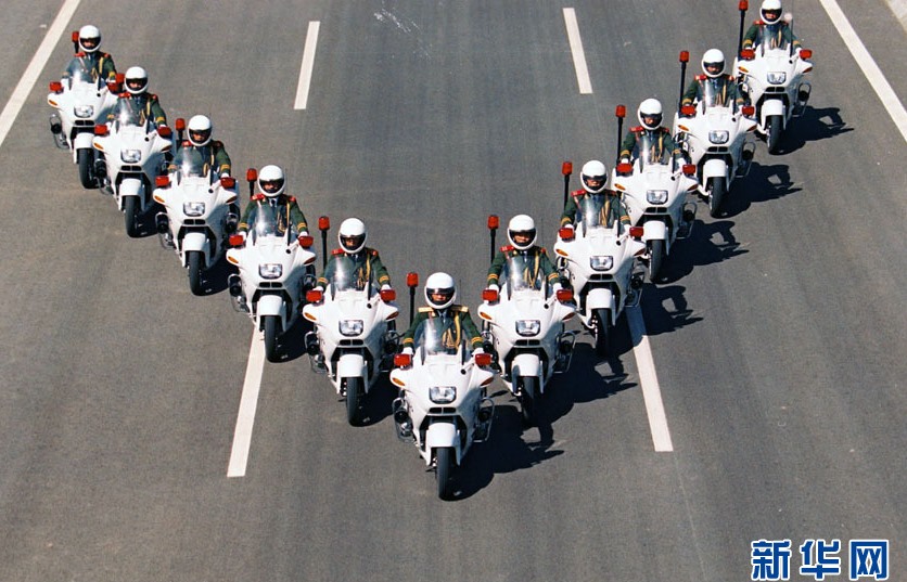 近日从首都机场前往钓鱼台国宾馆的国宾车队中,出现了摩托车护卫队.