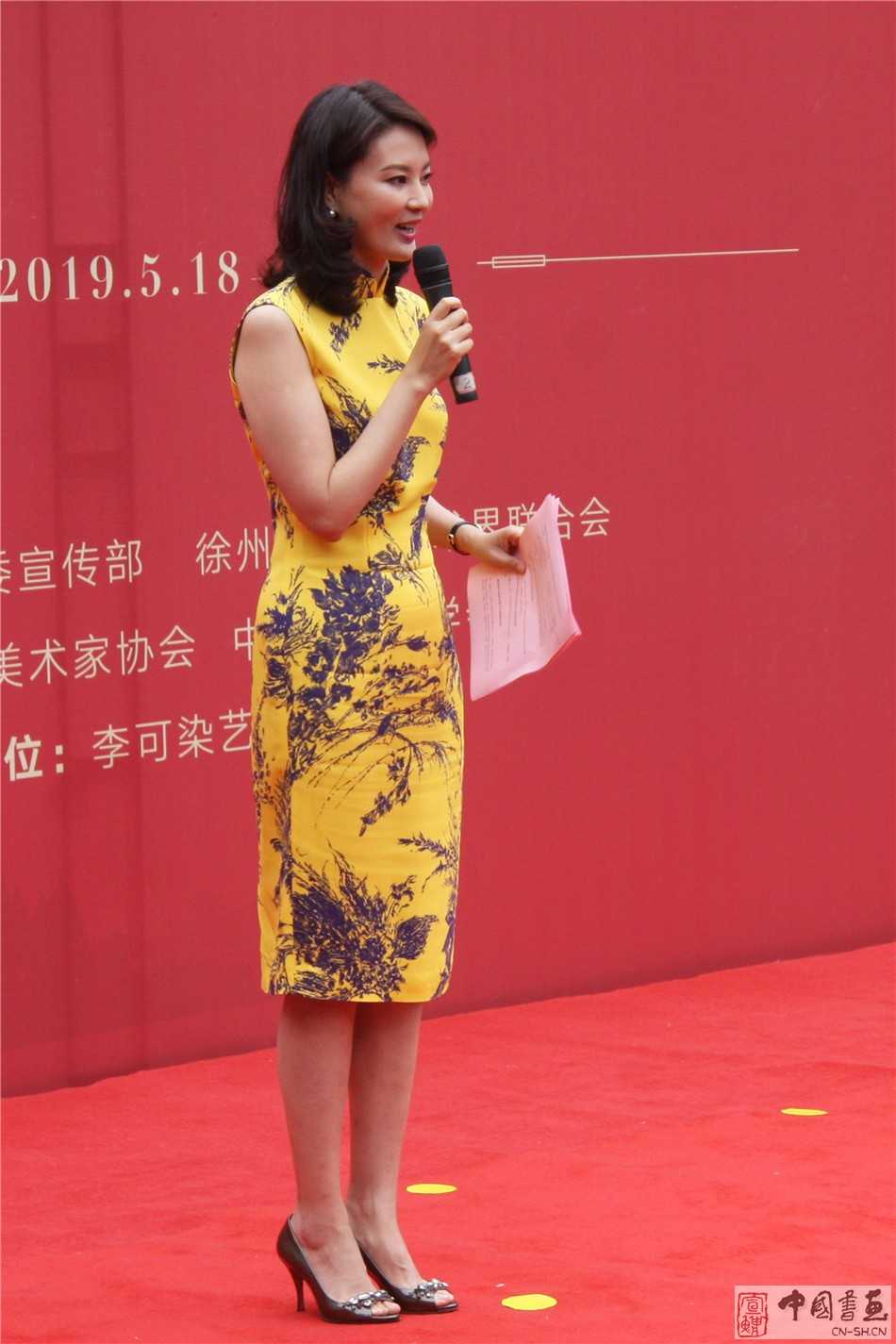 作品展开幕式由中央电视台节目主持人刘芳菲主持.